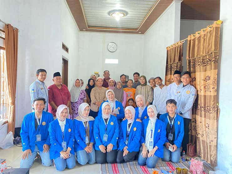 Mahasiswa Universitas Pamulang (UNPAM) Kampus Serang, melaksanakan Pengabdian Kepada Masyarakat (PKM) di Home Industri Yuli Jaya, Kue Satu dan Gipang. (Foto: Istimewa)