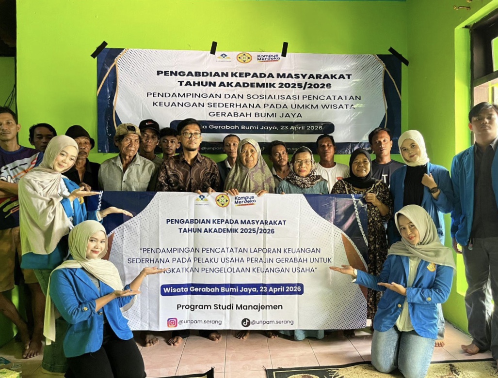Foto bersama Mahasiswa Universitas Pamulang Kampus Kota Serang dan Peserta Pelaku Usaha Perajin Gerabah di Wisata Gerabah Bumi Jaya. (Foto: Istimewa)