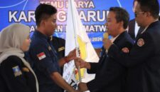Penyerahan Bendera Karang Taruna, kepada Ketua Karang Taruna Kecamatan Kramatwatu Terpilih. (Foto: Bantenesia)