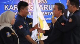 Penyerahan Bendera Karang Taruna, kepada Ketua Karang Taruna Kecamatan Kramatwatu Terpilih. (Foto: Bantenesia)