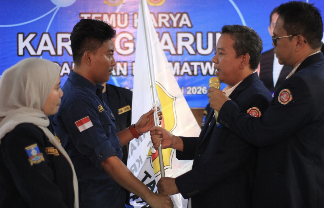 Penyerahan Bendera Karang Taruna, kepada Ketua Karang Taruna Kecamatan Kramatwatu Terpilih. (Foto: Bantenesia)