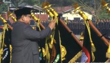 Tanda Kehormatan Samkarya Nugraha Sakanti dari Presiden Republik Indonesia Jenderal TNI (Purn) Prabowo Subianto kepada Polda Banten. (Foto: Istimewa)