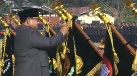 Tanda Kehormatan Samkarya Nugraha Sakanti dari Presiden Republik Indonesia Jenderal TNI (Purn) Prabowo Subianto kepada Polda Banten. (Foto: Istimewa)