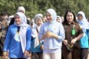 Ketua Pelaksana Hari Anak Nasional (HAN) 2026 Kabupaten Serang, Desi Ferawati (Kiri), Bupati Serang, Ratu Rachmatuzakiyah (Tengah), saat Acara Peringatan Hari Anak Nasional (HAN) 2026 Kabupaten Serang dengan Tema: "Gerakan Makan Tanpa Drama", Selasa (28/7/2026) di Stadion Heroic, Taman Kopassus, Kota Serang. (Foto: Prokopim Kabupaten Serang)