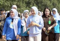 Ketua Pelaksana Hari Anak Nasional (HAN) 2026 Kabupaten Serang, Desi Ferawati (Kiri), Bupati Serang, Ratu Rachmatuzakiyah (Tengah), saat Acara Peringatan Hari Anak Nasional (HAN) 2026 Kabupaten Serang dengan Tema: "Gerakan Makan Tanpa Drama", Selasa (28/7/2026) di Stadion Heroic, Taman Kopassus, Kota Serang. (Foto: Prokopim Kabupaten Serang)