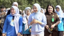 Ketua Pelaksana Hari Anak Nasional (HAN) 2026 Kabupaten Serang, Desi Ferawati (Kiri), Bupati Serang, Ratu Rachmatuzakiyah (Tengah), saat Acara Peringatan Hari Anak Nasional (HAN) 2026 Kabupaten Serang dengan Tema: "Gerakan Makan Tanpa Drama", Selasa (28/7/2026) di Stadion Heroic, Taman Kopassus, Kota Serang. (Foto: Prokopim Kabupaten Serang)