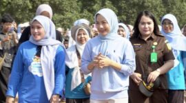 Ketua Pelaksana Hari Anak Nasional (HAN) 2026 Kabupaten Serang, Desi Ferawati (Kiri), Bupati Serang, Ratu Rachmatuzakiyah (Tengah), saat Acara Peringatan Hari Anak Nasional (HAN) 2026 Kabupaten Serang dengan Tema: "Gerakan Makan Tanpa Drama", Selasa (28/7/2026) di Stadion Heroic, Taman Kopassus, Kota Serang. (Foto: Prokopim Kabupaten Serang)