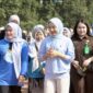 Ketua Pelaksana Hari Anak Nasional (HAN) 2026 Kabupaten Serang, Desi Ferawati (Kiri), Bupati Serang, Ratu Rachmatuzakiyah (Tengah), saat Acara Peringatan Hari Anak Nasional (HAN) 2026 Kabupaten Serang dengan Tema: "Gerakan Makan Tanpa Drama", Selasa (28/7/2026) di Stadion Heroic, Taman Kopassus, Kota Serang. (Foto: Prokopim Kabupaten Serang)