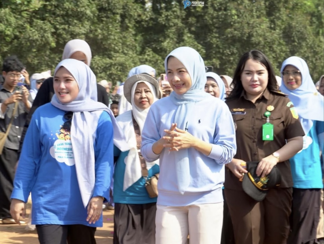 Ketua Pelaksana Hari Anak Nasional (HAN) 2026 Kabupaten Serang, Desi Ferawati (Kiri), Bupati Serang, Ratu Rachmatuzakiyah (Tengah), saat Acara Peringatan Hari Anak Nasional (HAN) 2026 Kabupaten Serang dengan Tema: "Gerakan Makan Tanpa Drama", Selasa (28/7/2026) di Stadion Heroic, Taman Kopassus, Kota Serang. (Foto: Prokopim Kabupaten Serang)