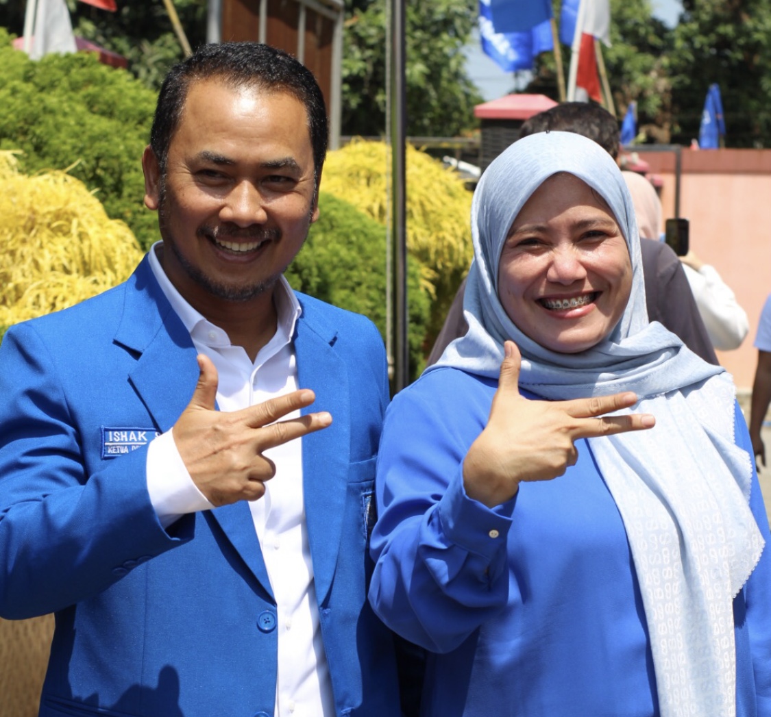Ketua Fraksi Partai PAN DPRD Kabupaten Serang, Desi Ferawati (Kanan) bersama Ketua Dewan Pimpinan Daerah (DPD) Partai Amanat Nasional (PAN) Kabupaten Serang, Ishak Sidik (Kiri). (Foto: Bantenesia)