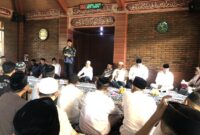 Wakil Gubernur Provinsi Banten, Achmad Dimyati Nayakusumah (Berdiri)  saat menghadiri Pengajian Bulanan Ikatan Warga Krakatau Steel (IWKS) Group Banten di Ponpes KH Embay Mulya Syarief. (Foto: Bantenesia)