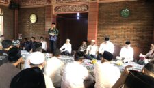 Wakil Gubernur Provinsi Banten, Achmad Dimyati Nayakusumah (Berdiri)  saat menghadiri Pengajian Bulanan Ikatan Warga Krakatau Steel (IWKS) Group Banten di Ponpes KH Embay Mulya Syarief. (Foto: Bantenesia)