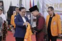 Penyematan Almamater kepada Mahasiswa Baru oleh Rektor. (Foto: Istimewa)