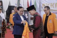 Penyematan Almamater kepada Mahasiswa Baru oleh Rektor. (Foto: Istimewa)