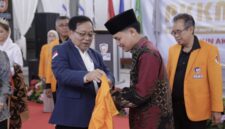 Penyematan Almamater kepada Mahasiswa Baru oleh Rektor. (Foto: Istimewa)