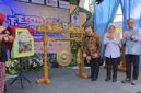 Pemukulan Gong, Kepala Perpusnas RI, E Aminudin Aziz, didamping Bupati Kabupaten Pandeglang, Raden Dewi Setiani saat Membuka Secara Resmi Kegiatan Festival “Bubur Terasi”. (Foto: Istimewa)