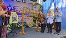 Pemukulan Gong, Kepala Perpusnas RI, E Aminudin Aziz, didamping Bupati Kabupaten Pandeglang, Raden Dewi Setiani saat Membuka Secara Resmi Kegiatan Festival “Bubur Terasi”. (Foto: Istimewa)