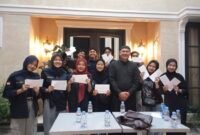 Ir. H. Novrial Asam Saini, S.Pd saat menyalurkan Bantuan Dana kepada sejumlah Mahasiswa UNPAM, Tangerang Selatan. (Foto: Istimewa)