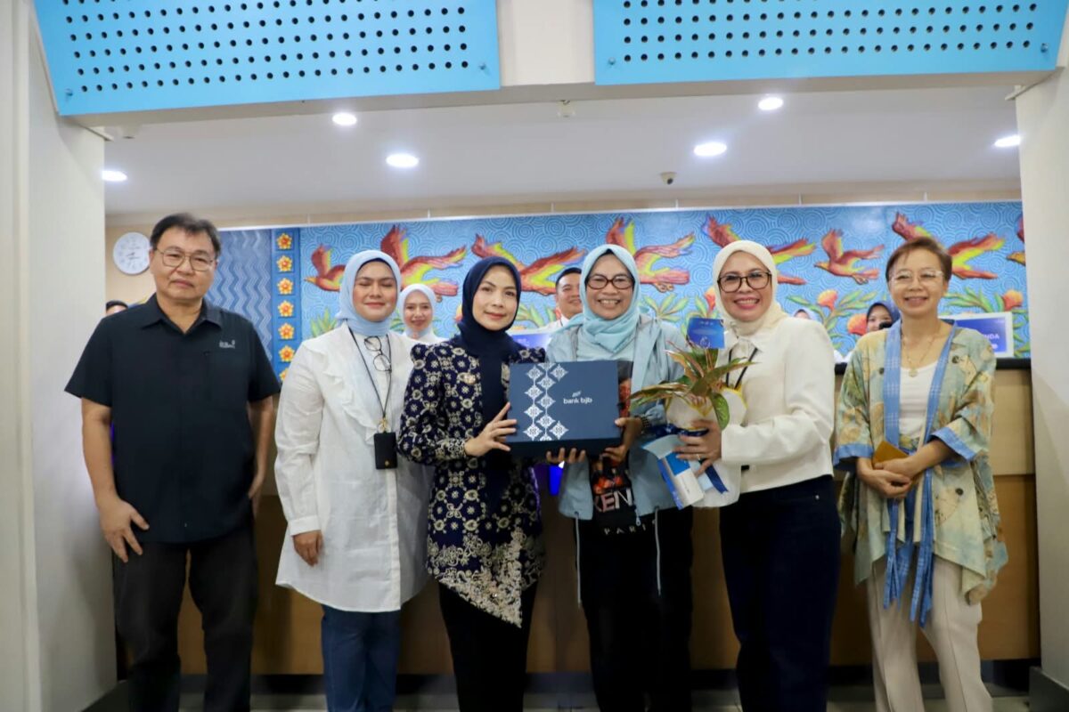 Bank BJB KCK Banten saat HARPELNAS 2026 bersama Ibu Direktur Operasional, dan Bupati Serang, Ratu Rachmatuzakiyah, juga Kepala Pimpinan BJB KCK Banten, Faridha Siregar. (Foto: Istimewa)