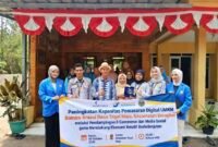 Tim pelaksana Program Studi Manajemen Unpam Kampus Serang bersama perajin Bambu Kreasi dan perwakilan kelurahan usai workshop di Kantor Kelurahan Tegal Maja, Kamis (8/10/2026). (Foto: Istimewa)