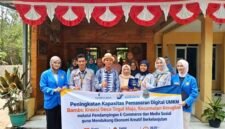Tim pelaksana Program Studi Manajemen Unpam Kampus Serang bersama perajin Bambu Kreasi dan perwakilan kelurahan usai workshop di Kantor Kelurahan Tegal Maja, Kamis (8/10/2026). (Foto: Istimewa)