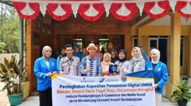 Tim pelaksana Program Studi Manajemen Unpam Kampus Serang bersama perajin Bambu Kreasi dan perwakilan kelurahan usai workshop di Kantor Kelurahan Tegal Maja, Kamis (8/10/2026). (Foto: Istimewa)