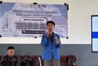 Mahasiswa UNPAM Kampus Serang, Alfatha Abda saat melakukan Pengabdian Kepada Masyarakat (PKM) Edukasi Manajemen Pemasaran di SMAN 1 Lebak Wangi. (Foto: Istimewa)