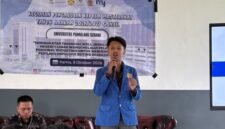 Mahasiswa UNPAM Kampus Serang, Alfatha Abda saat melakukan Pengabdian Kepada Masyarakat (PKM) Edukasi Manajemen Pemasaran di SMAN 1 Lebak Wangi. (Foto: Istimewa)