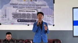 Mahasiswa UNPAM Kampus Serang, Alfatha Abda saat melakukan Pengabdian Kepada Masyarakat (PKM) Edukasi Manajemen Pemasaran di SMAN 1 Lebak Wangi. (Foto: Istimewa)